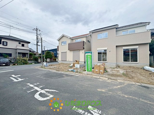 加須市久下２丁目　新築一戸建て　03　いろどりアイタウンの前面道路含む現地写真|前面道路幅約6ｍで見通しの良い立地！
