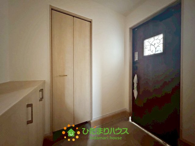 加須市久下２丁目　新築一戸建て　03　いろどりアイタウンの玄関|収納スペースたっぷりで散らかりがちな玄関もスッキリ！