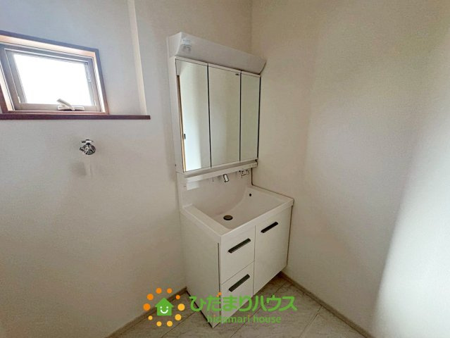 加須市久下２丁目　新築一戸建て　02　いろどりアイタウンの独立洗面台