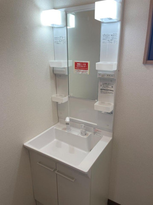 【洗面所】 | 米沢市窪田町大字窪田 | 洗面台は、スタイリッシュなだけでなく収納力もあります。