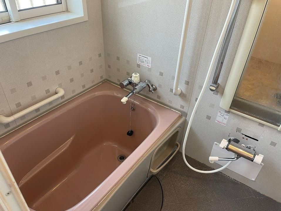 米沢市窪田町大字窪田の浴室|広々浴室は、ゆったりとくつろいで疲れを癒す空間です。