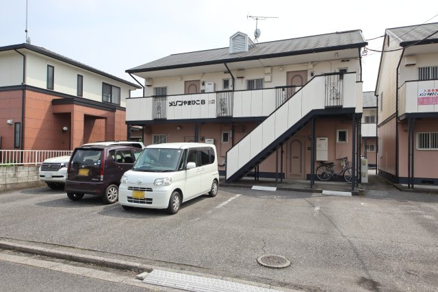 メゾンやまひこBの外観|近くに小学校やコンビニ・公園などがありますよ♪