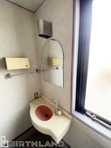 よねやビルの独立洗面台|４階トイレ