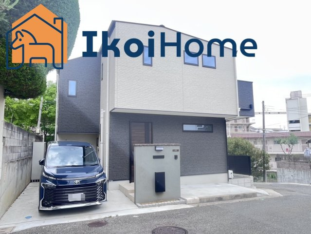 明石市朝霧南町4丁目　中古戸建の駐車場|●年中無休：当日予約可●お車は2台駐車可能です！前面道路は交通量少なく入出庫の際も安心です♪