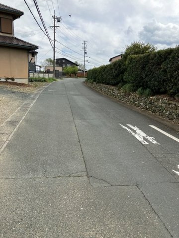 売地　豊川市足山田町上平16-1外9筆の前面道路含む現地写真|前面道路含む現地写真
