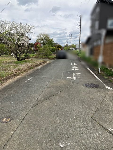 売地　豊川市足山田町上平16-1外9筆の前面道路含む現地写真|前面道路含む現地写真