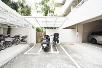 【駐車場】 | バイク置き場。空き区画の有無や駐輪料金、サイズおよび排気量規定などについては、改めてお問い合わせください。～即日のご見学可能～　お問合せはお気軽にどうぞ。
