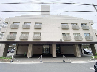 【外観】 | 手入れの行き届いた外壁やエントランスなど、「見ればわかる」レベルで清潔感を保ったマンションです。築年数を感じさせない姿で皆様をお出迎えします。～即日のご見学可能～　お問合せはお気軽にどうぞ。
