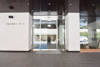 【エントランス】 | オートロックを備えた、マンションのエントランス。やはりセキュリティの観点は欠かすことができません。皆様を“安全”に送り出し、出迎えてくれます。～即日のご見学可能～　お問合せはお気軽にどうぞ。