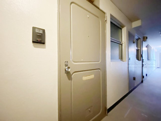 【その他共用部分】 | 皆様をお迎えする、お部屋の玄関ドア。開けやすさや開放角度、ドアノブの操作しやすさや鍵の形状などを、現地で一度ご確認ください。～即日のご見学可能～　お問合せはお気軽にどうぞ。