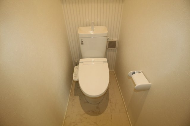 瀬戸南町２丁目　①　新築戸建　のトイレ|1Ｆ