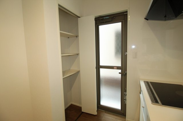 瀬戸南町２丁目　①　新築戸建　のキッチン|勝手口