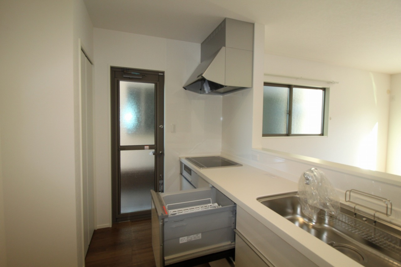 瀬戸南町２丁目　①　新築戸建　のキッチン|勝手口