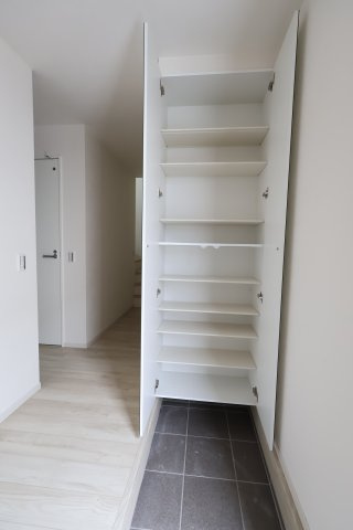 《仲介手数料無料》練馬区早宮４丁目29-14(3号棟)新築一戸建てケイアイスタイルの玄関|撮影日 2025年9月19日 15:00 曇り