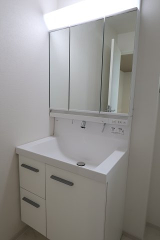 《仲介手数料無料》練馬区早宮４丁目29-14(3号棟)新築一戸建てケイアイスタイルの独立洗面台|撮影日 2025年9月19日 15:00 曇り