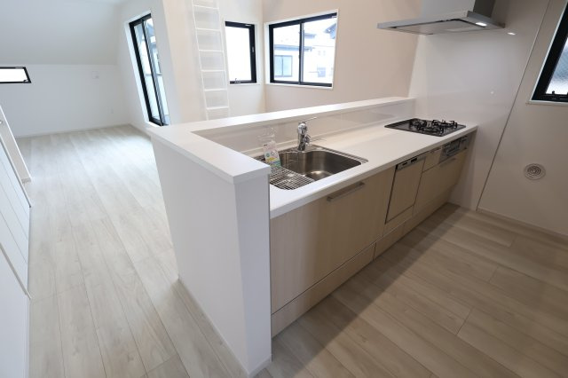 【キッチン】 | 《仲介手数料無料》練馬区早宮４丁目29-14(3号棟)新築一戸建てケイアイスタイル | 撮影日 2025年9月19日 15:00 曇り