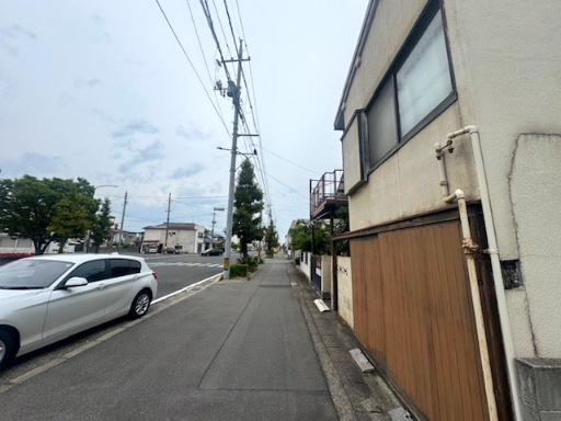 岡山市南区築港新町　売土地の前面道路含む現地写真|北側幅員１２ｍ。
見通しが良く駐車しやすいです。