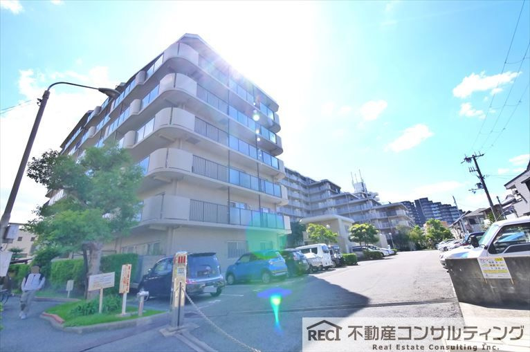 サンハイツ灘の駐車場