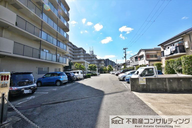 サンハイツ灘の駐車場