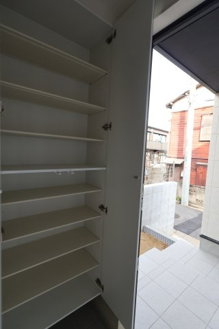 《仲介手数料無料》練馬区貫井３丁目46-29新築一戸建てケイアイスタイルの玄関