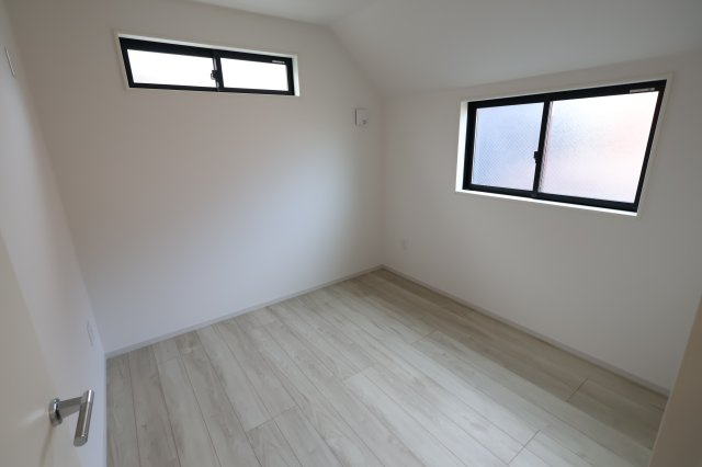 《仲介手数料無料》練馬区貫井３丁目46-29新築一戸建てケイアイスタイルの洋室