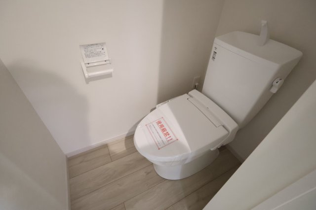《仲介手数料無料》練馬区貫井３丁目46-29新築一戸建てケイアイスタイルのトイレ