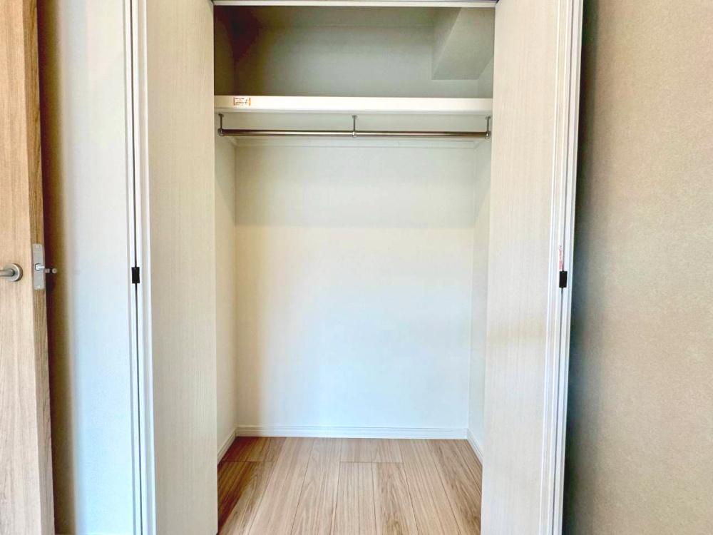 赤堤スカイマンションの収納|部屋収納もバッチリです！見せる収納も流行っていますが、やはり見せない収納も大切ですね。

ご内見希望・資料請求などお気軽にお問い合わせ下さい！
03-5990-5201