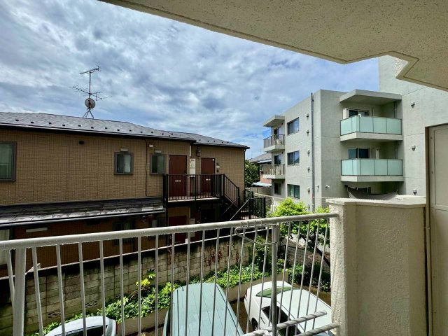 赤堤スカイマンションのバルコニー|大きな空に包まれて、太陽の光をたっぷりと浴びながら過ごす毎日は、自然と家族の笑顔で溢れます。

ご内見希望・資料請求などお気軽にお問い合わせ下さい！
03-5990-5201