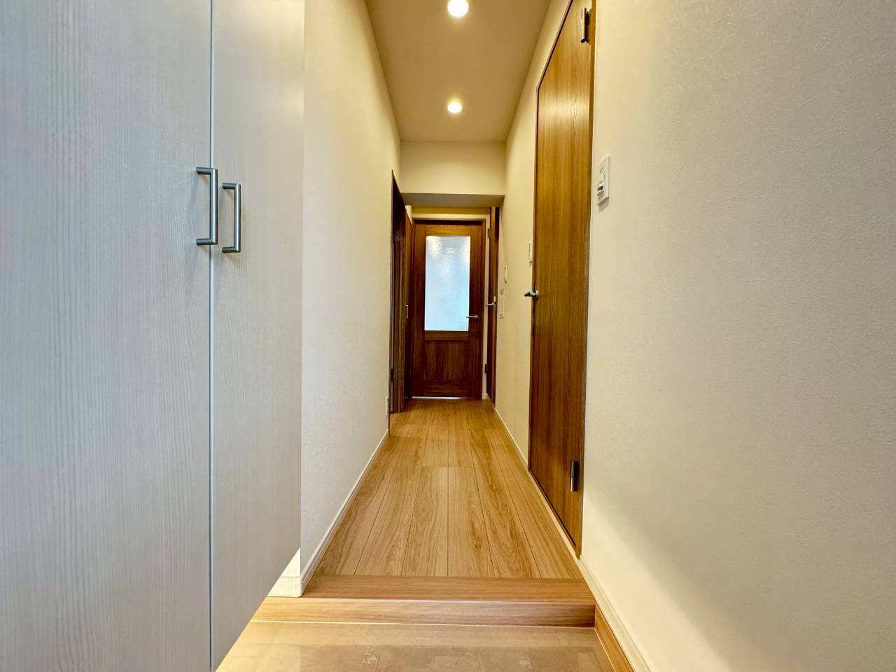 赤堤スカイマンションの玄関|玄関横にはシューズボックスがついているため、片付いた玄関がキープできます！

ご内見希望・資料請求などお気軽にお問い合わせ下さい！
03-5990-5201
