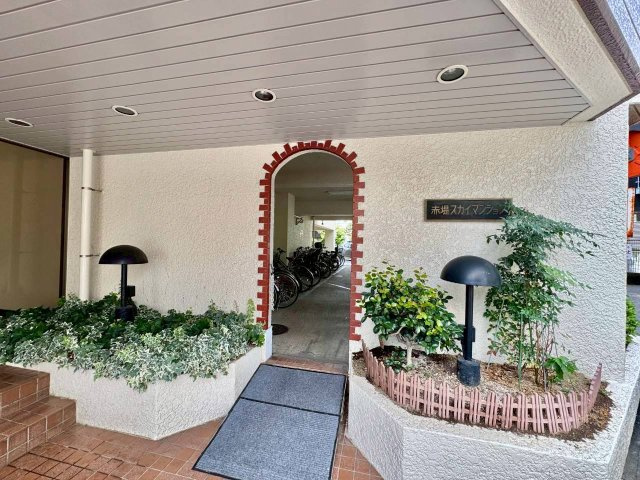 赤堤スカイマンションの外観|子育てしやすい住環境！教育施設や商業施設も徒歩圏内に充実。

ご内見希望・資料請求などお気軽にお問い合わせ下さい！
03-5990-5201