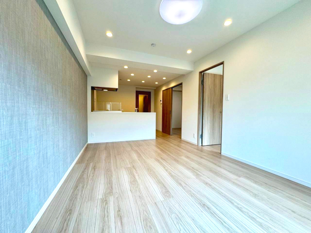 赤堤スカイマンションの居間・リビング|のびやかに広がるリビングは、一年を通して爽やかな光と風に癒される家族のなごみ空間。

ご内見希望・資料請求などお気軽にお問い合わせ下さい！
03-5990-5201