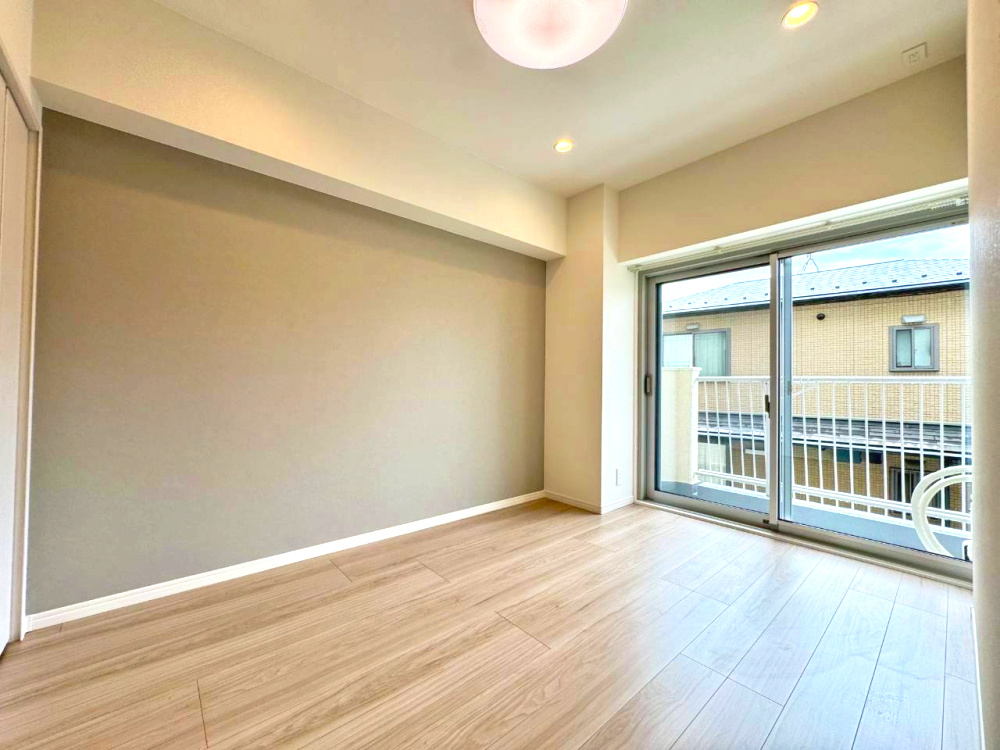 赤堤スカイマンションの居間・リビング|採光をふんだんに取り入れた明るいリビングです。

ご内見希望・資料請求などお気軽にお問い合わせ下さい！
03-5990-5201