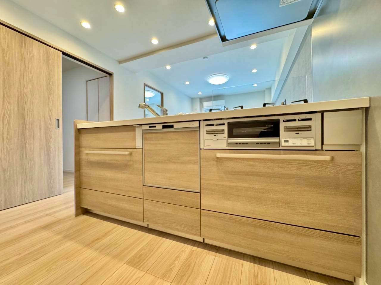 赤堤スカイマンションのキッチン|お料理をしながらご家族の様子を見渡せる対面式キッチン。ビルトイン食洗機付きで家事の負担を軽減します。

ご内見希望・資料請求などお気軽にお問い合わせ下さい！
03-5990-5201