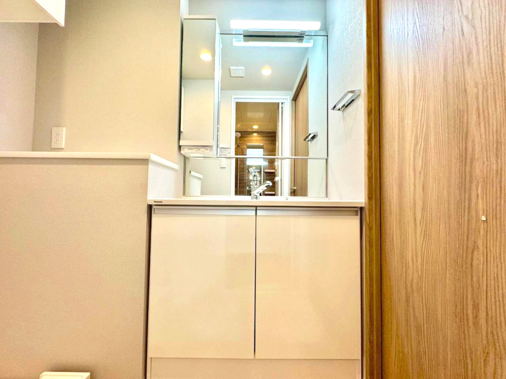 赤堤スカイマンションの独立洗面台|三面鏡の裏側は、洗面用具などの小物が置ける収納棚です。洗面ボウル下にも収納を設置！

ご内見希望・資料請求などお気軽にお問い合わせ下さい！
03-5990-5201