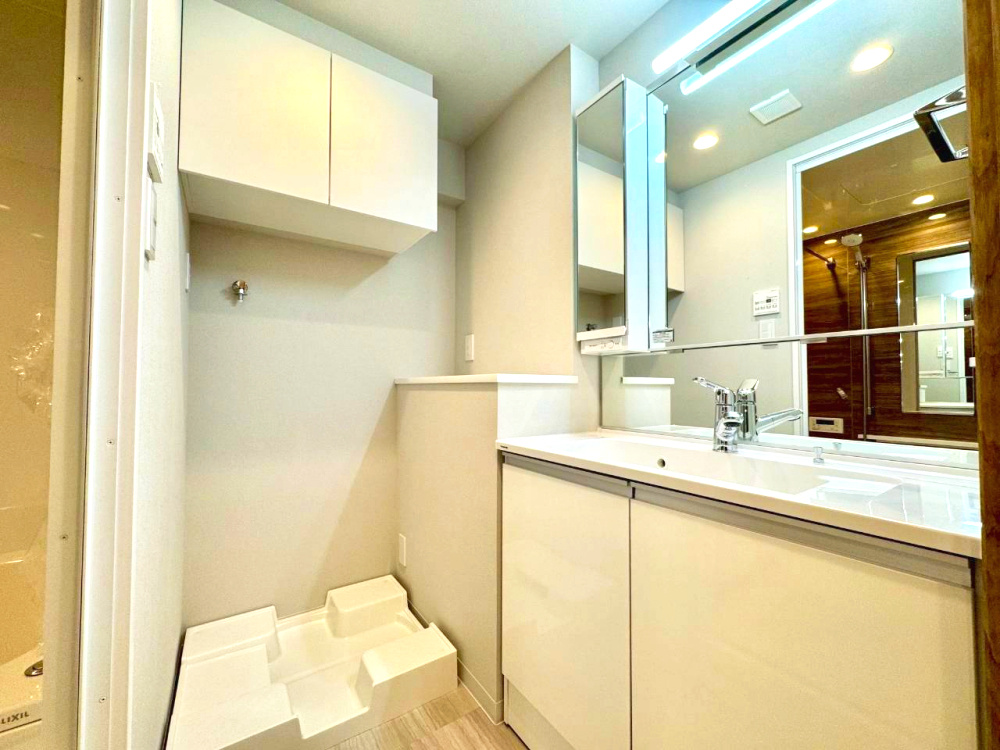 赤堤スカイマンションの独立洗面台|清潔感のあるプライベート空間は、身だしなみチェックやお肌のお手入れに最適です。

ご内見希望・資料請求などお気軽にお問い合わせ下さい！
03-5990-5201