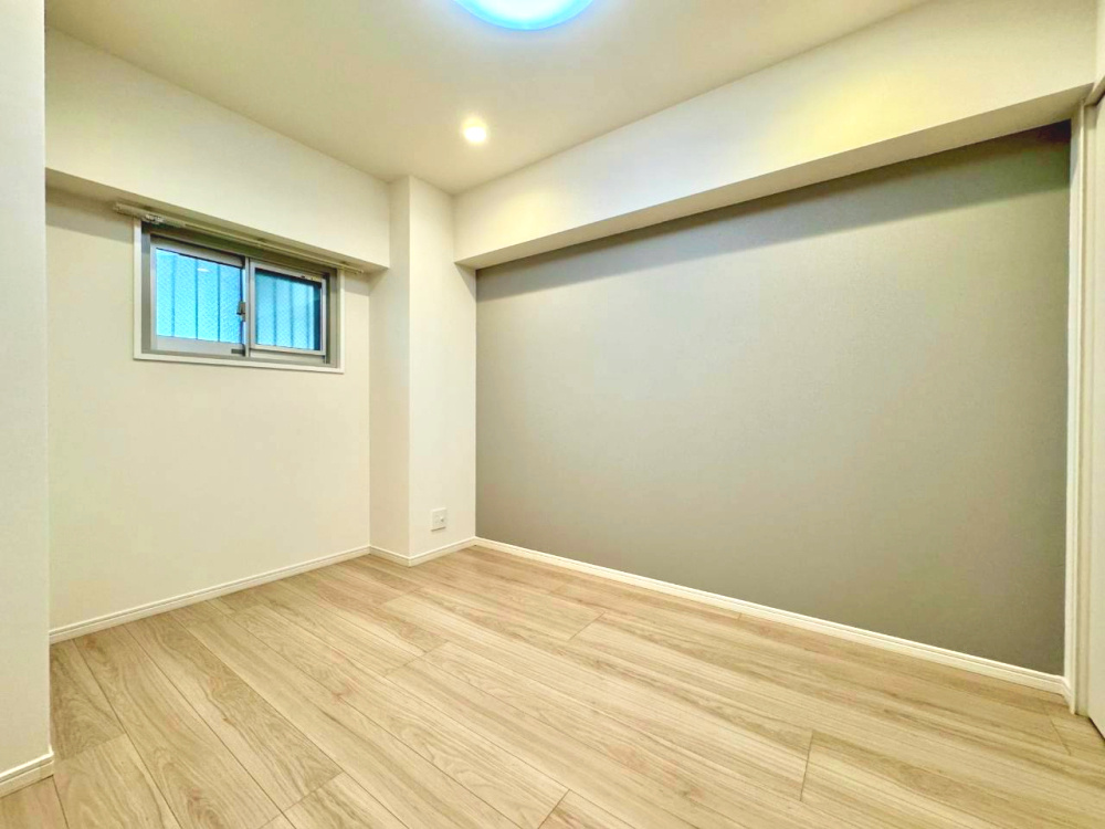 赤堤スカイマンションの洋室|自分だけのプライベート空間。明るく温もりを感じることができる居室です。

ご内見希望・資料請求などお気軽にお問い合わせ下さい！
03-5990-5201