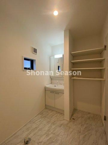 【独立洗面台】 | 独立洗面台の隣にはたっぷりと収納できる棚を設置しております◎