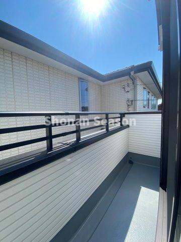 【バルコニー】 | 心地の良い陽光溢れる南向きバルコニーは洗濯物やお布団が干す事ができ、気持ちよく乾くのが嬉しいですね。