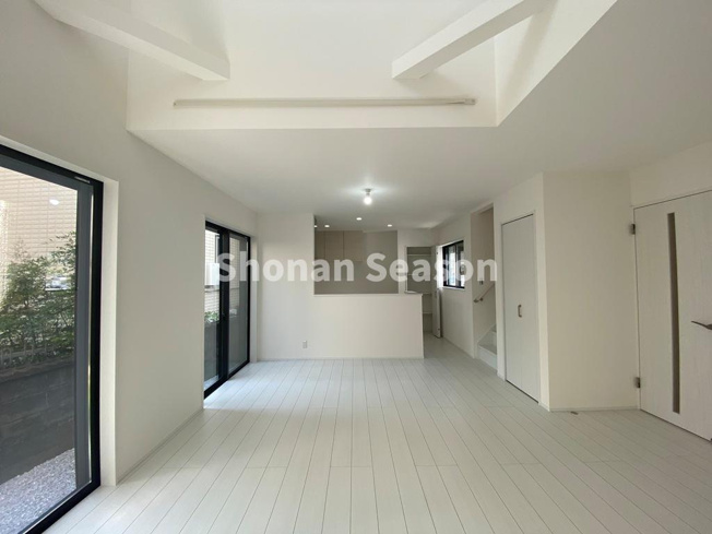 【居間・リビング】 | パントリーの他、リビングにも収納があるので日用品のストックなどをさっと取り出すことができますよ！