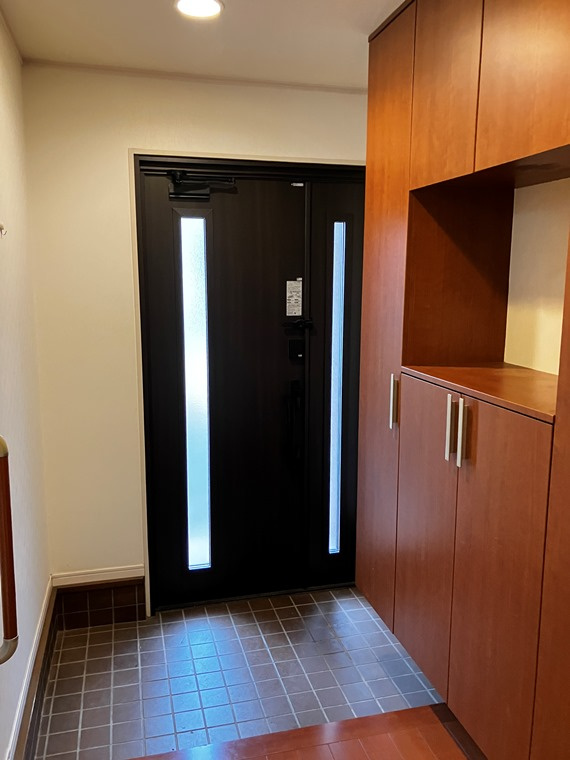 下安松戸建の玄関