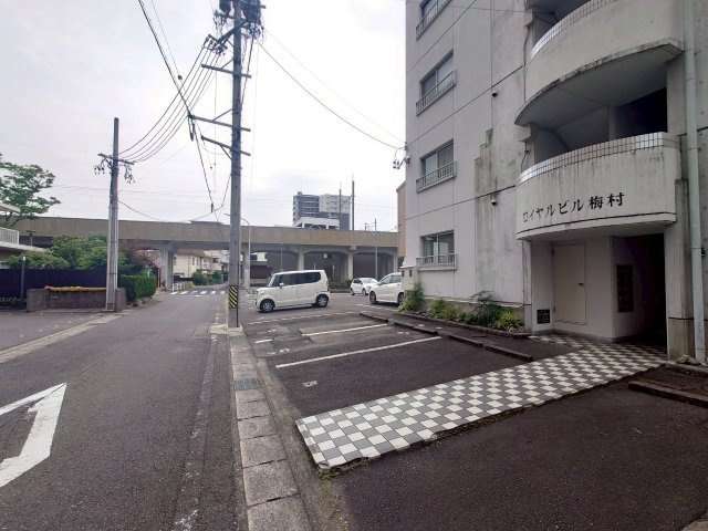 ロイヤルビル梅村の駐車場