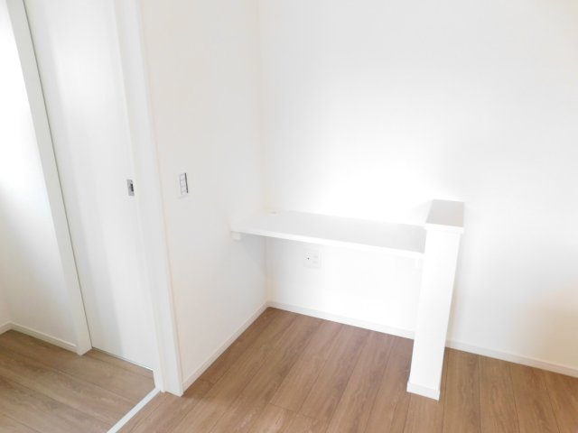 名古屋市西区児玉３丁目の新築一戸建の居間・リビング|◇スタディーカウンター◇　　お子様の勉強やワークスペースなど多用途に利用できます♪