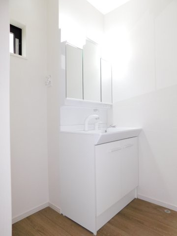 名古屋市西区児玉３丁目の新築一戸建の独立洗面台|◇洗面化粧台◇　　三面鏡付シャワードレッサー　