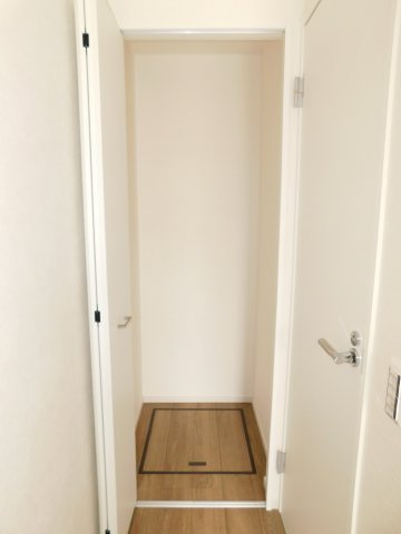 名古屋市西区児玉３丁目の新築一戸建の収納|◇ホール収納◇　　掃除道具や日用品の収納に便利です♪