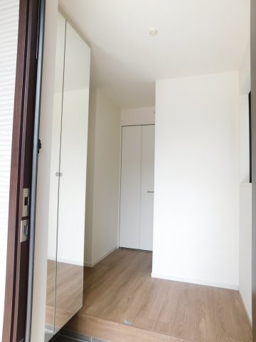 名古屋市西区児玉３丁目の新築一戸建の玄関|◇玄関◇　　家族の履物がしっかり収納できるミラー付きシューズ収納！　玄関がスッキリ片付きます♪