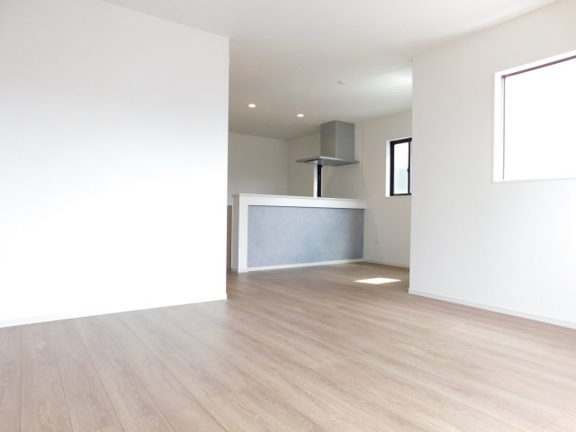 名古屋市西区児玉３丁目の新築一戸建の居間・リビング|◇リビング◇　　明るいリビング１７．２帖　リビングが見渡せる対面キッチン♪