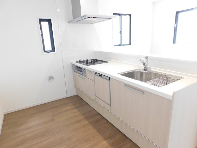 名古屋市西区児玉３丁目の新築一戸建のキッチン|◇キッチン◇　　人気の対面式・人造大理石カウンター・浄水器一体型水栓・静音仕様シンク・食洗機・薄型換気扇・Ｓｉセンサーコンロ（３口）・床下収納庫など