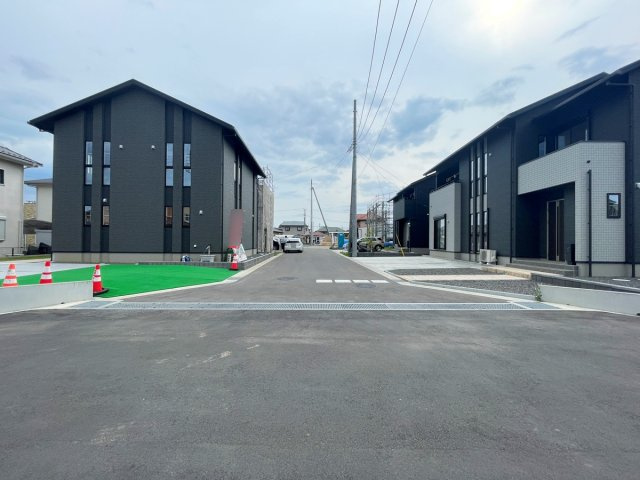 新築戸建・建売　大田原市浅香第8　Cradle Garden　全3棟の前面道路含む現地写真