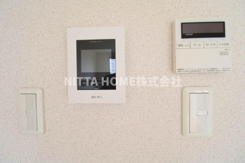 メゾンアークＢのセキュリティ|顏が見て話せるモニタ付きインターホンを完備＊