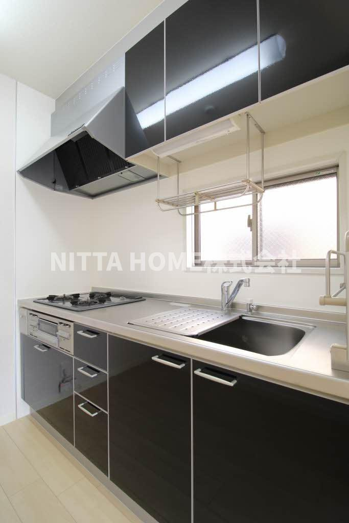 メゾンアークＢのキッチン|3口コンロのキッチンですぐにお料理が始められます♪